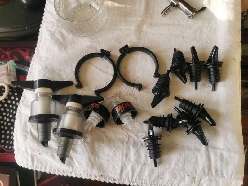 LOT LIQUID POURERS