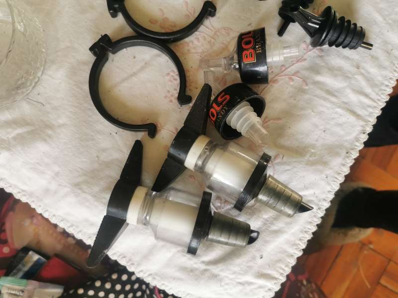 LOT LIQUID POURERS