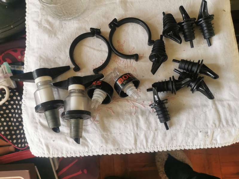 LOT LIQUID POURERS