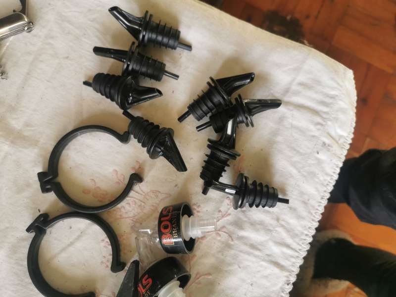 LOT LIQUID POURERS
