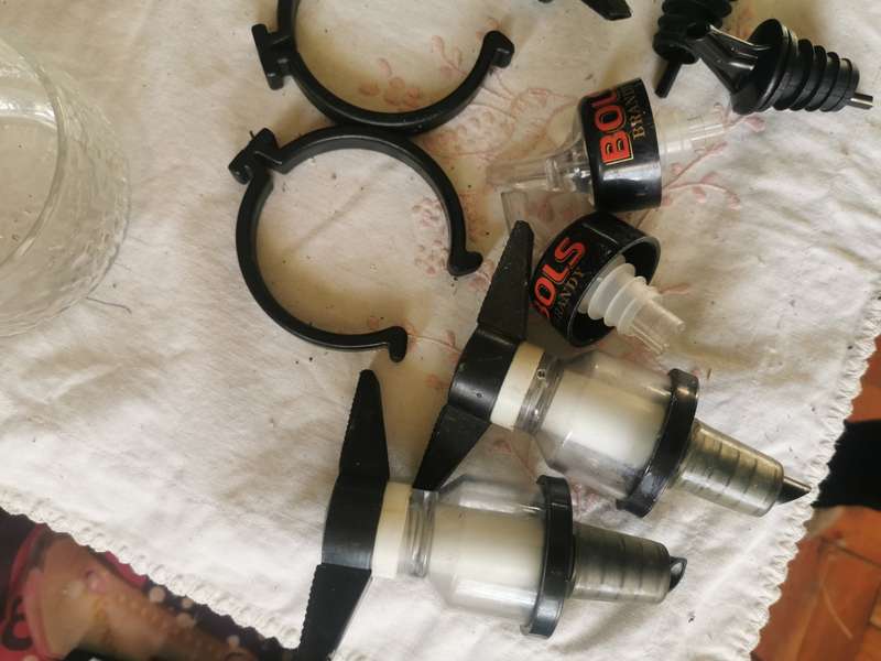 LOT LIQUID POURERS