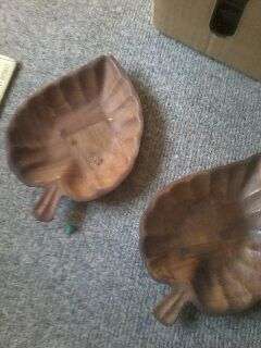 2 wooden leave holders