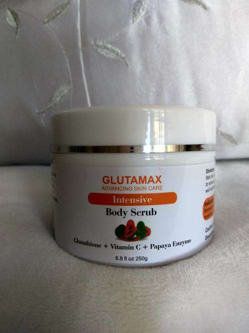 GLUTAMAX INTENSIVE WHITENING BODY SCRUB - GLUTATHIONE + VITAMIN C + PAPAYA ENZYME - 250g