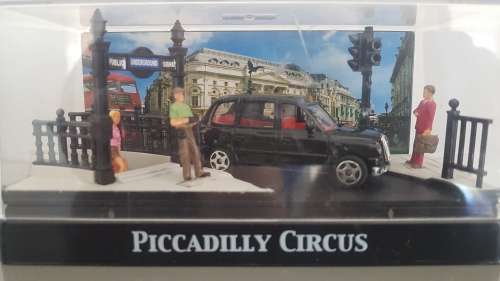 Motor Max Moments In Time 1/64 Diorama Diecast Piccadilly Circus