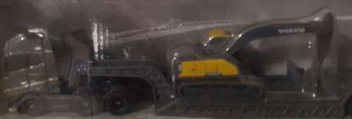 Volvo FH16 with Volvo EC220E Escavator with Bucket (Scale 1:87) by Maisto