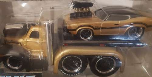 Mack B-61 Flatbed/ Oldsmobile 442 (Scale 1:64) by Maisto