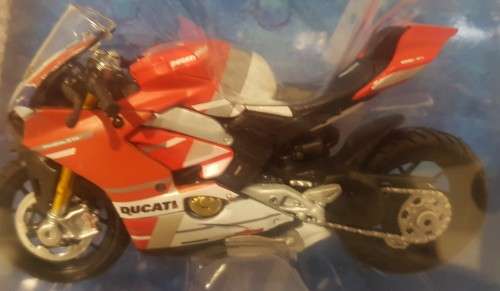 Ducati (Scale 1:18) by Maisto