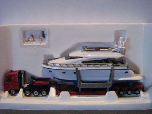 AUCTION : Heavy Haulage Transporter with Yacht incl. 2 figurines (Scale 1/87) by Siku