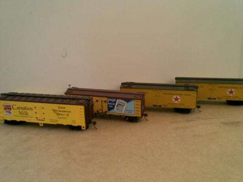HO BOX CARS SET OF 4.