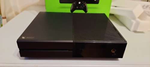 Xbox One 500GB+1 Controller + FIFA 17
