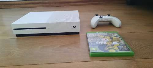 Xbox One S 1TB + Controller + 1 Game