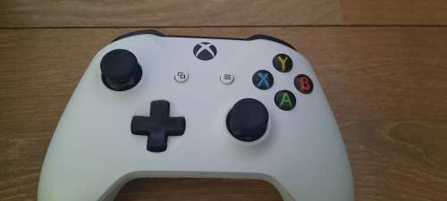 Xbox One S 1TB + Controller + 1 Game