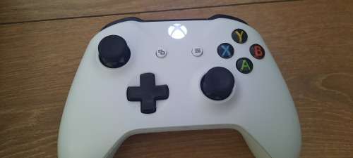 Xbox One S 1TB + Controller + 1 Game