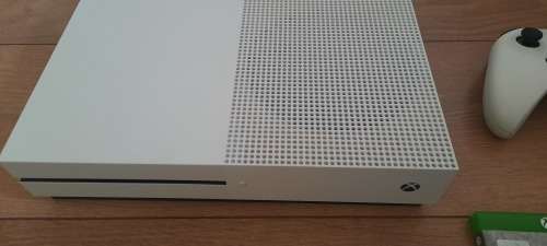 Xbox One S 1TB + Controller + 1 Game