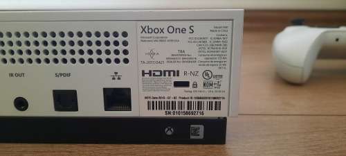 Xbox One S 1TB + Controller + 1 Game
