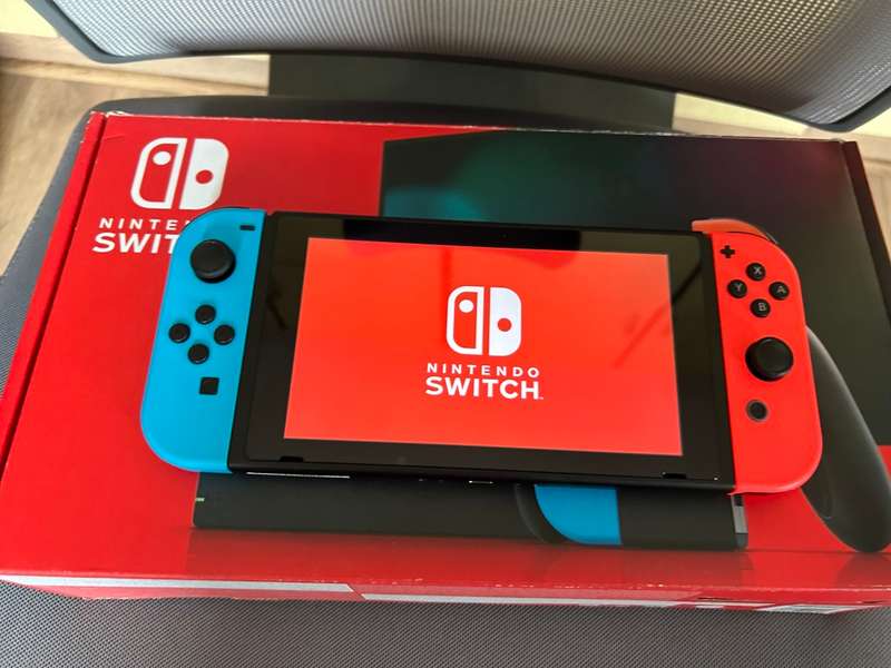 Nintendo Switch V2 Neon Red / Neon Blue + 1 Game + Case