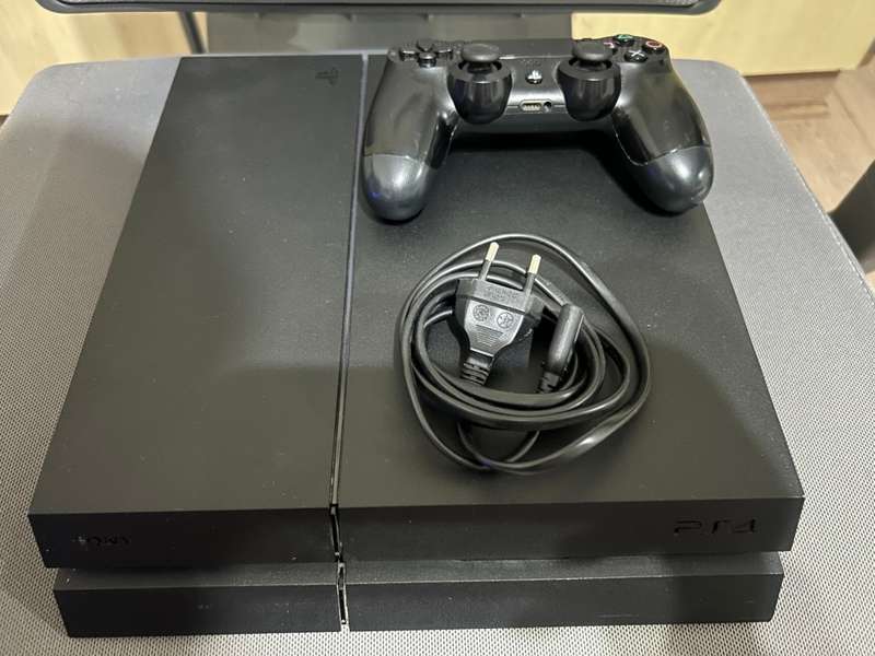 PS4 500GB Console + 1 Controller
