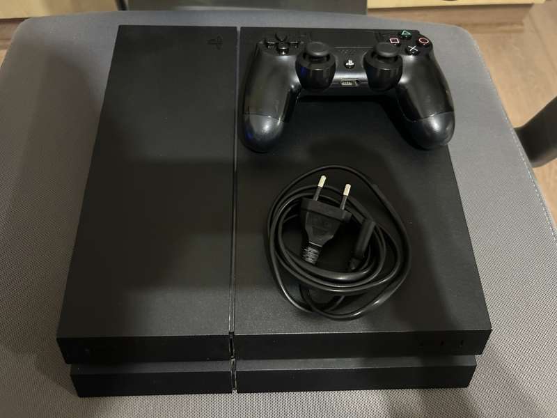 PS4 500GB Console + 1 Controller