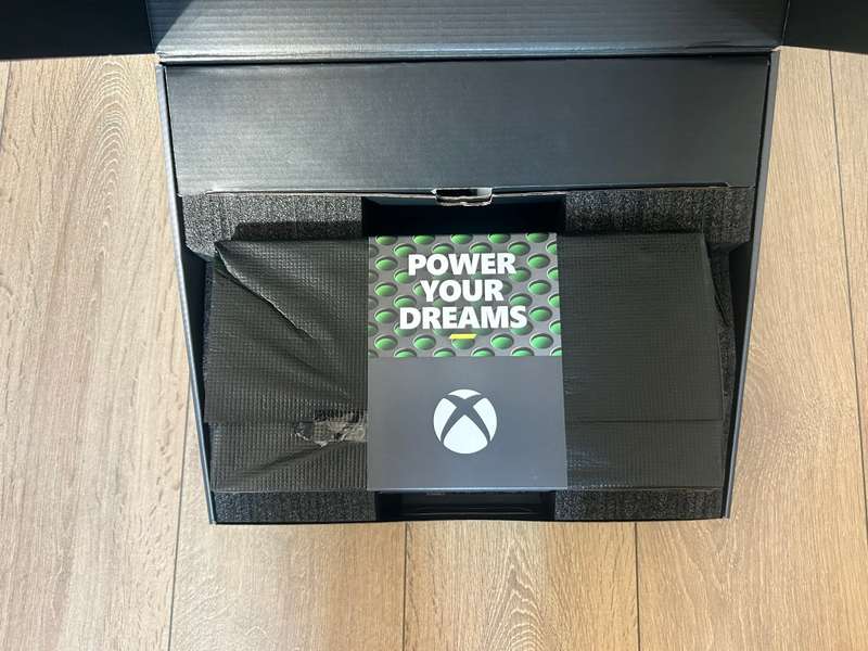 Xbox Series X + 2 Games