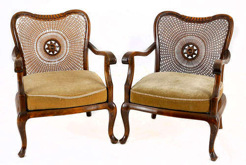 A PAIR OF CONTINENTAL WALNUT ARMCHAIRS, FIRST HALF OF THE 20TH CENTURY