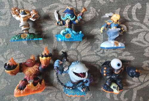 XBOX360 `Skylanders Giants` and `Skylanders Swap Force` Games with portals and 23 figurines