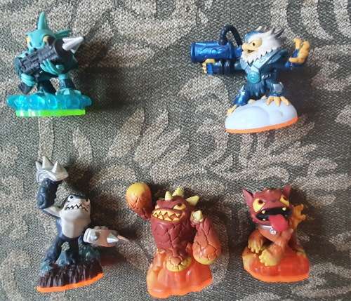 XBOX360 `Skylanders Giants` and `Skylanders Swap Force` Games with portals and 23 figurines