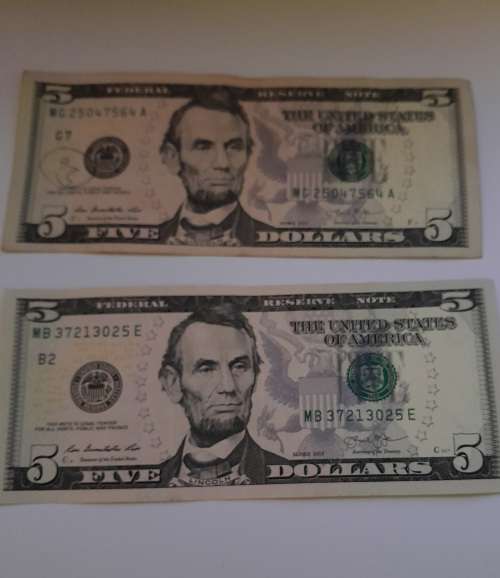2 x 5 Dollar notes
