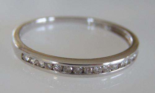 9CT DIAMOND RING