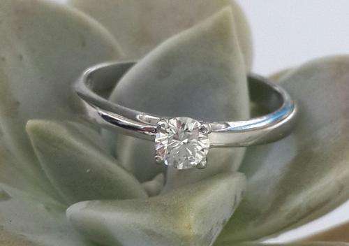 9 CARAT WHITE GOLD DIAMOND RING - 0.25CT
