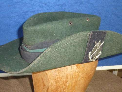 D)A SCARCE-1960'S-QFFICERS-RHODESIAN AFRICAN RIFLES-SLOACH HAT WITH BADGE-LOW START!