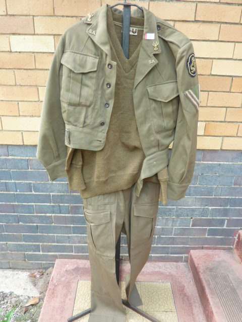 A) 1960'S-STATE PRESIDENTS GUARD & INSIGNIA-BATTLEDRESS UNIFORM-JACKET,TROUSER & JERSEY-LOW START!