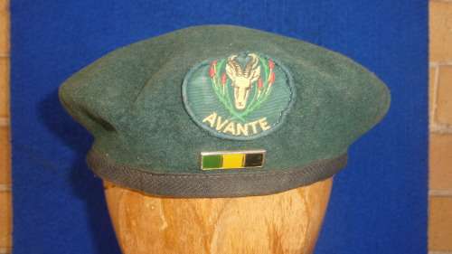 2)A SADF-PRE 1994 -5TH SOUTH AFRICAN INFANTRY BERET WITH CLOTH BADGE & BALKIE-LOW START!