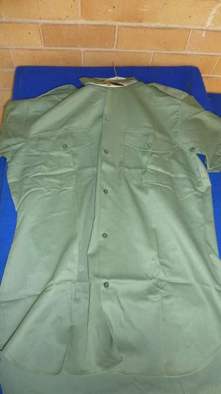 4B) 1970'S- RHODESIAN ARMY-OLIVE DRAPE-SHORT SLEEVE SHIRT-AS NEW-(STILL HAS CARDBOARD)-SIZE 41!
