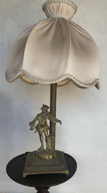 TABLE LAMP WITH FLUTED BRASS COLUMN AND VIOLINIST