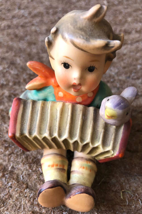 HUMMEL FIGURINE OF BOY PLAYING SQUASHBOX
