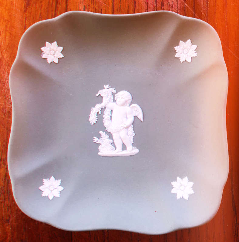 WEDGWOOD SAGE GREEN ENGLISH COUNTRY SCALLOPED CHERUB PIN TRAY