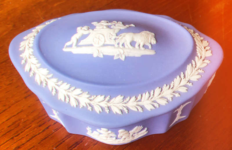 WEDGWOOD JASPERWARE BLUE CUPIDS WITH LION JEWELRY/TRINKET BOX