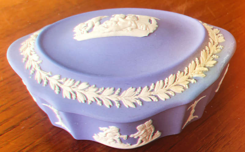 WEDGWOOD JASPERWARE BLUE CUPIDS GAMBOLING IN GARDEN JEWELRY/TRINKET BOX