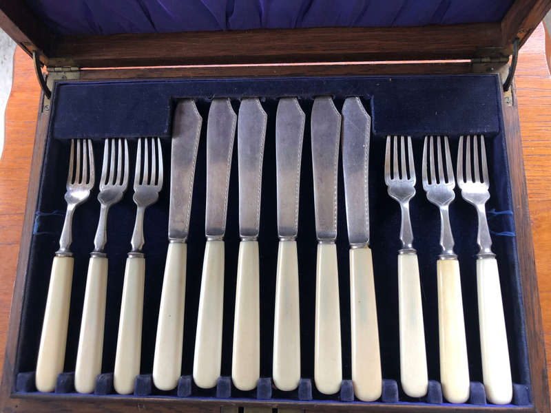 SILVER PLATE BONE HANDLED ARMY & NAVY CO-OPERATIVE SOCIETY FISH KNIVES AND FORKS SET IN OAK CASE