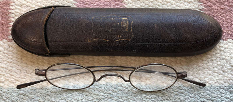 SPECTACLES ANTIQUE WIRE IN TYPICAL FROG MOUTH CASE