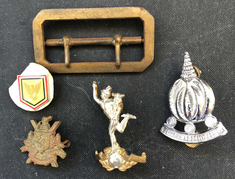 SA CORPS OF SIGNALS CAP BADGE, CAPE TOWN HIGHLANDERS BADGE, ARMY BRASS BELT BUCKLE & 2 OTHER BADGES