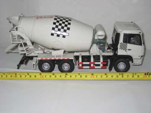 Dong Feng Cement Mixer Truck - 1/32 Scale