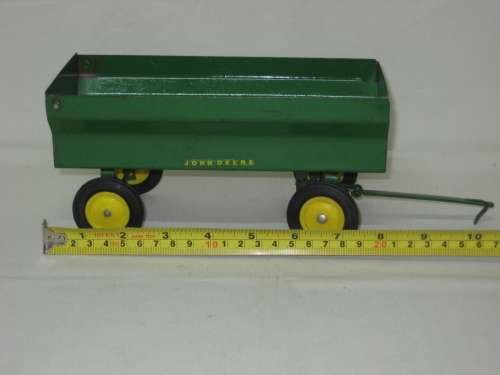 John Deere Wagon Trailer - Made by ERTL of USA - Scale 1/16