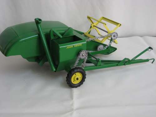 John Deere Harvester - With Auger Feed