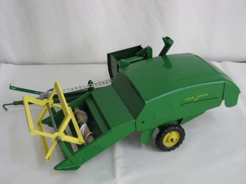 John Deere Harvester - With Auger Feed