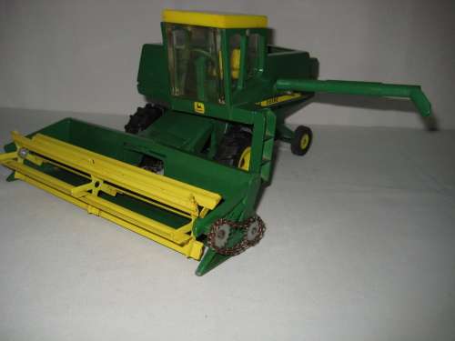 John Deere 6600 Harvester / Combine by ERTL - Length 340 mm