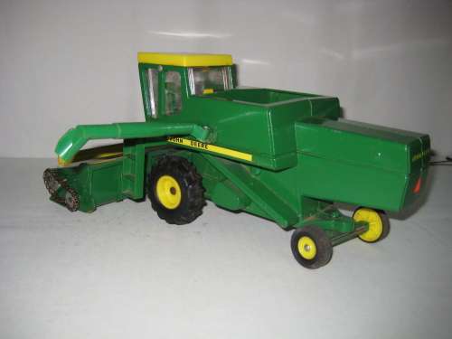 John Deere 6600 Harvester / Combine by ERTL - Length 340 mm