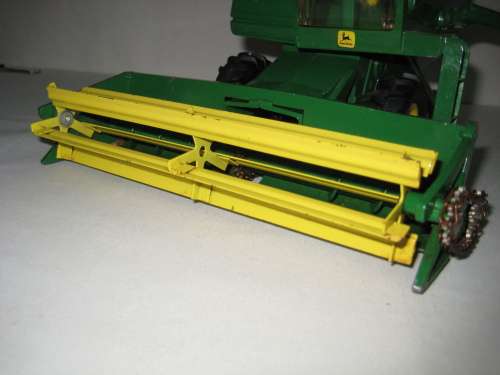 John Deere 6600 Harvester / Combine by ERTL - Length 340 mm