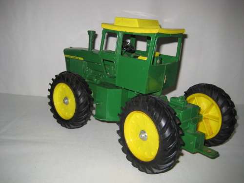 John Deere Knacker Tractor 7520 by ERTL - Length 355 mm