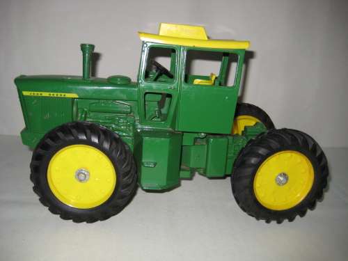 John Deere Knacker Tractor 7520 by ERTL - Length 355 mm